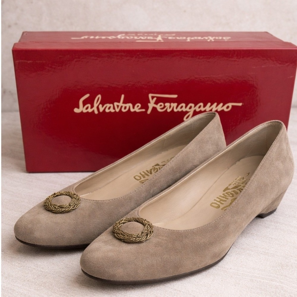 Salvatore Ferragamo Taupe Suede Flats Pumps Size 7 AAAA Narrow Italy Old‎ Money